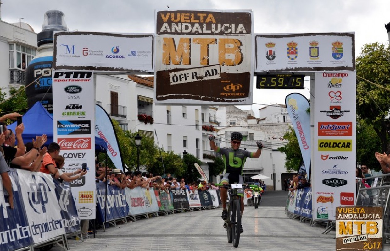 Miguel Muñoz del Brújula Bike Team ganador de la etapa reina en la