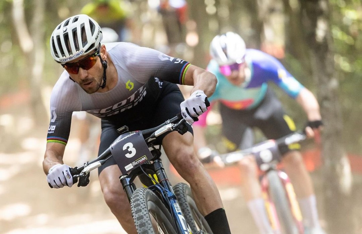 2000 de amende pour Nino Schurter et Kate Courtney pour l équipement