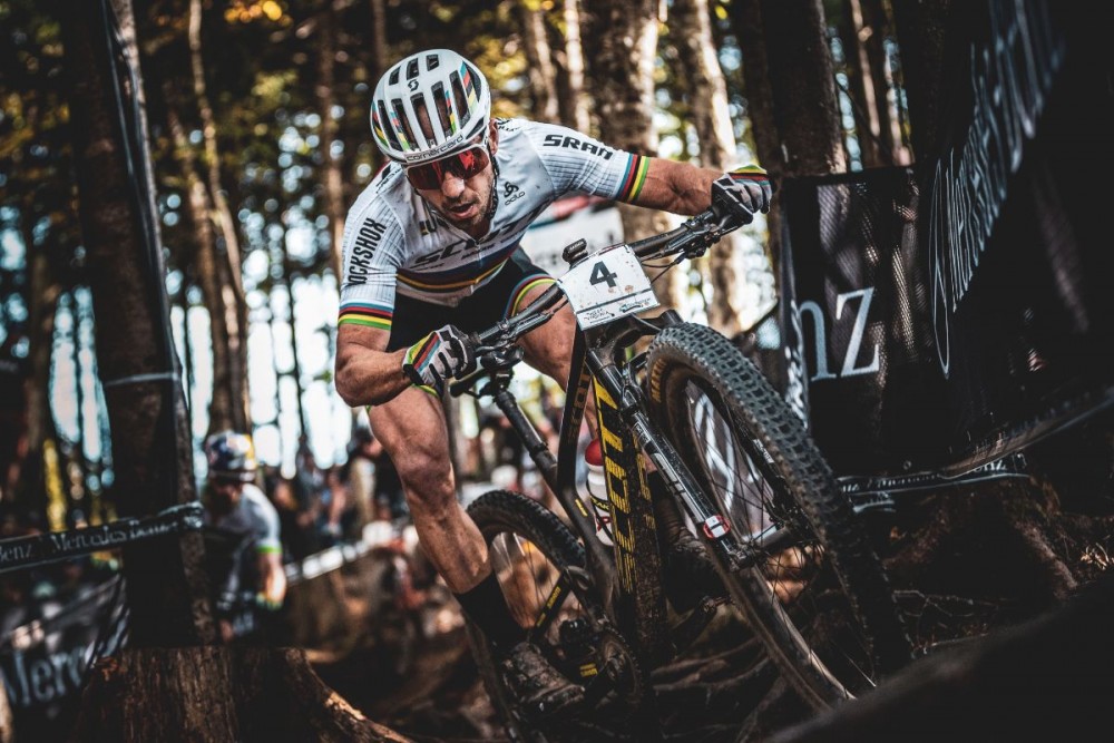 Nino Schurter Et Kate Courtney Renouvellent Avec Le Scott Sram Mtb