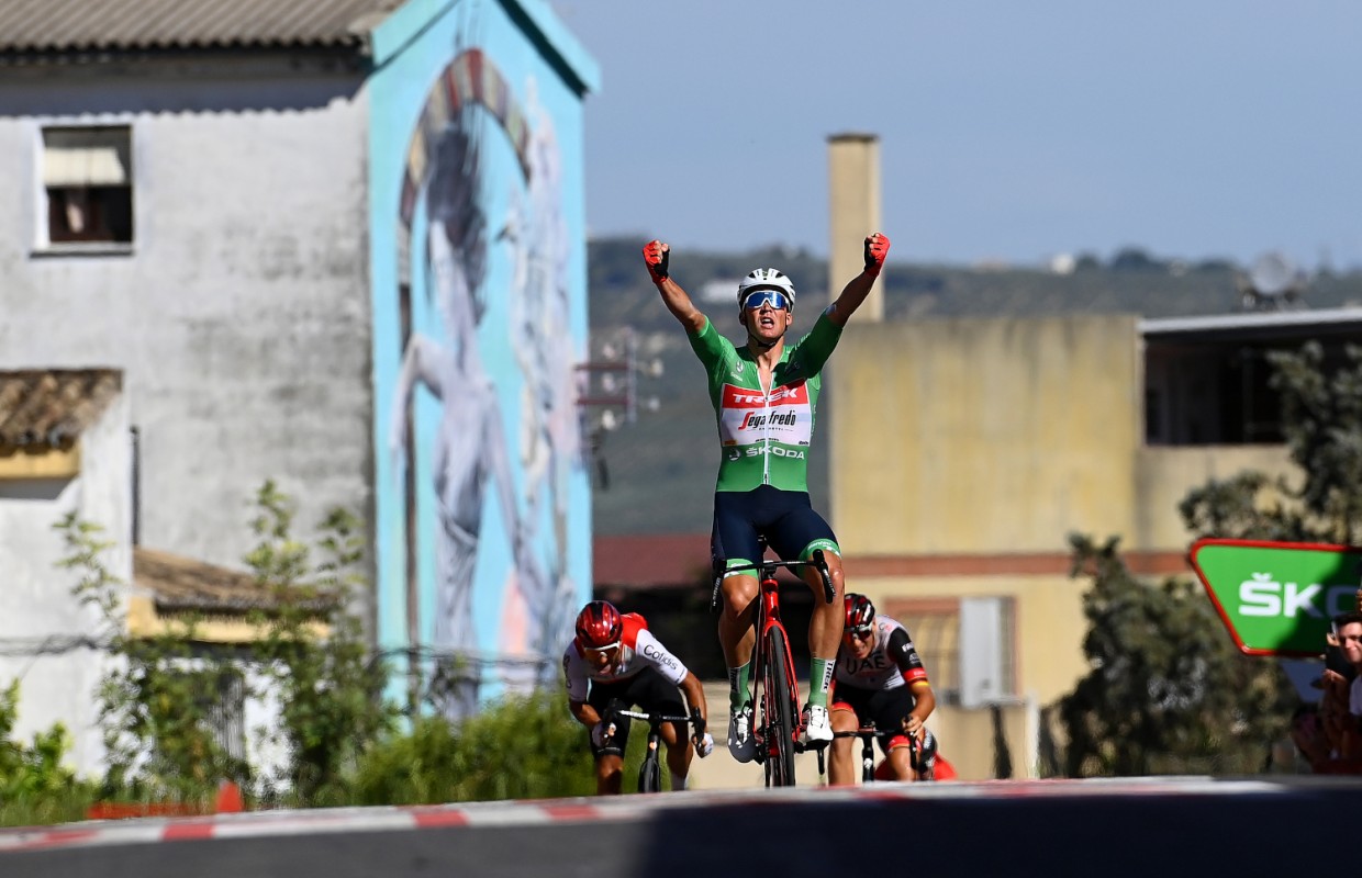 Mads Pedersen Vence A Etapa Da La Vuelta