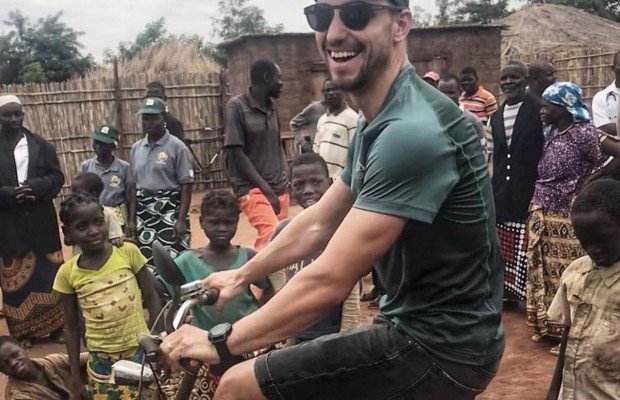 Nino Schurter viaja hasta Mozambique para ayudar en el proyecto de ambulancias ebike