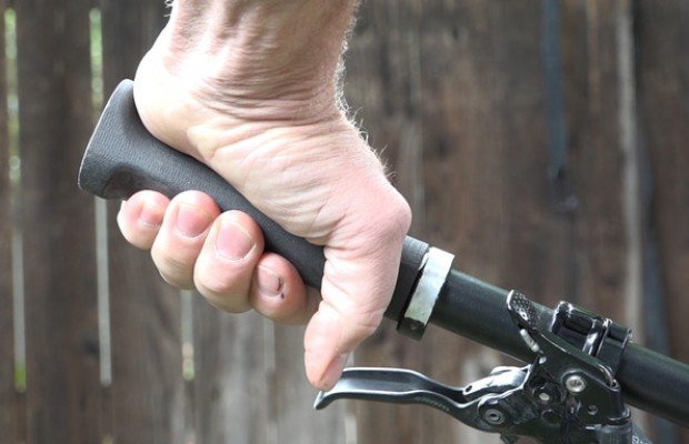 Cómo cambiar los puños de una bicicleta 