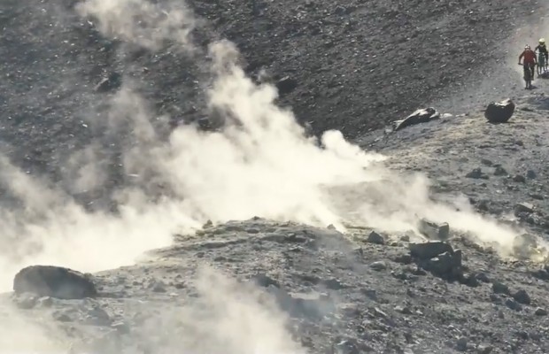 Tres niños checos descienden en mtb por la ladera de un volcán activo
