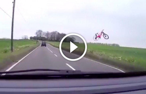 Una mountain bike mal colocada sale volando de un coche