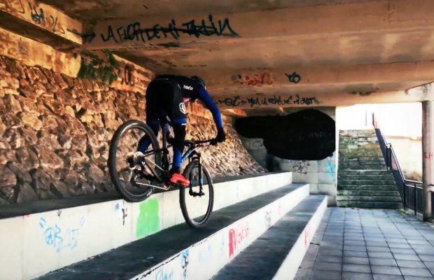 Clase práctica de Carlos Coloma sobre cómo bajar escalones con la bici