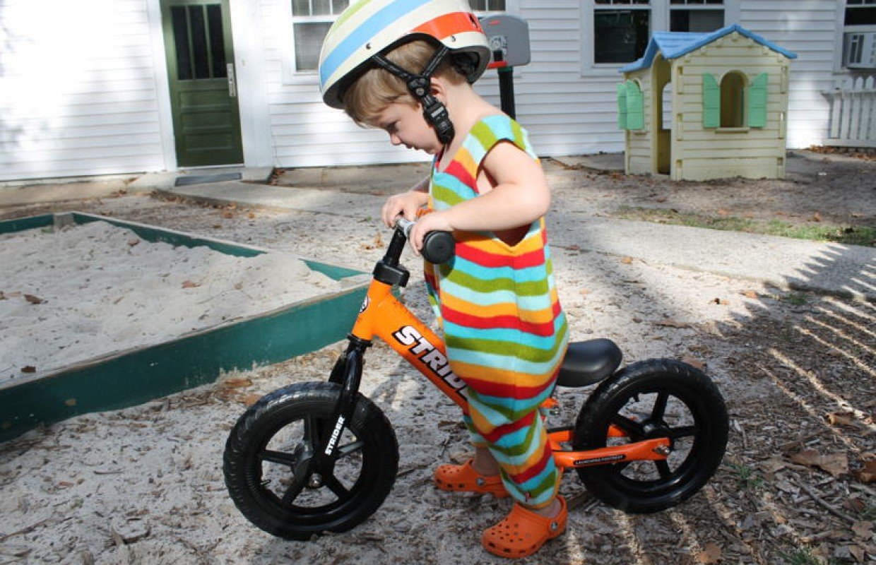 Cómo enseñar a montar en bici a un niño desde una bicicleta sin pedales