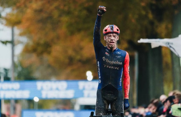 Ronhaar logra su primera victoria y Alvarado aprovecha la baja de Van Empel en la Copa del Mundo CX de Dendermonde