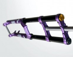 Regresan las míticas horquillas Marzocchi moradas