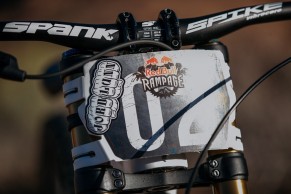 Al detalle la YT Tues de Bienve Aguado para el Red Bull Rampage