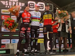 Van der Poel gana su primera carrera de la temporada