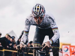 Le roban el impermeable y las gafas a Van der Poel mientras entrenaba