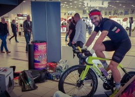 Este ciclista ya estuvo 10 días sin salir para hacer 5.000 km en rodillo