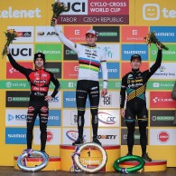 Van der Poel gana en Tabor: "Espero que hayas disfrutado desde arriba, esta fue para ti"