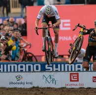 Van der Poel gana en Tabor: "Espero que hayas disfrutado desde arriba, esta fue para ti"