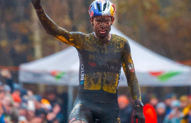 Van Aert makes his CX debut and wins Exact Cross Essen with authority