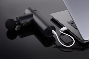Decathlon introduces a mini massage gun ideal for always carrying in the backpack
