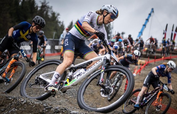 Pauline Ferrand-Prévot et son partenaire Dylan van Baarle remportent une course de VTT dans les Caraïbes