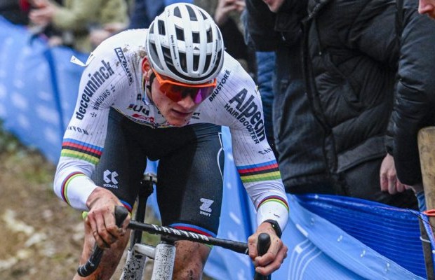 "Espérait que sa première course serait plus calme, mais a montré qui est le patron": la supériorité de Van der Poel tue l'émotion