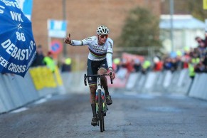 Van der Poel se toma la revancha y vuelve a ganar