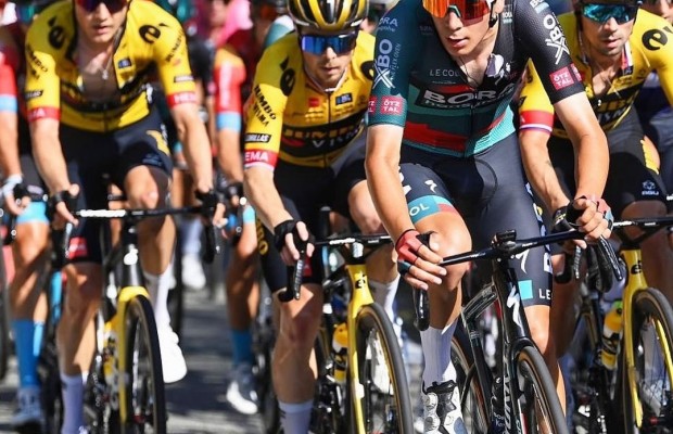 Continúa el lío de Cian Uijtdebroeks, la UCI dice que está en el BORA y no en el JUMBO