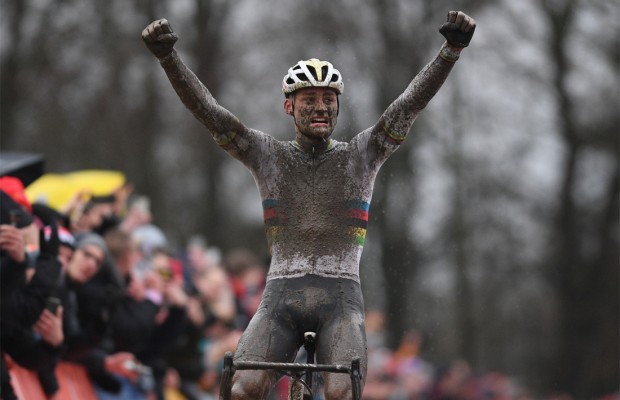 Van der Poel gana la épica Copa del Mundo de Namur