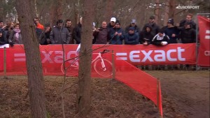 Van der Poel dominates and defeats Van Aert in the first duel of the season with authority