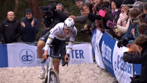 Van der Poel dominates and defeats Van Aert in the first duel of the season with authority