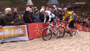 Van der Poel dominates and defeats Van Aert in the first duel of the season with authority