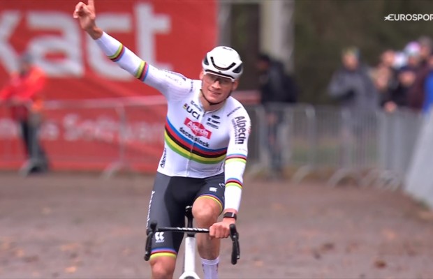 Van der Poel dominates and defeats Van Aert in the first duel of the season with authority
