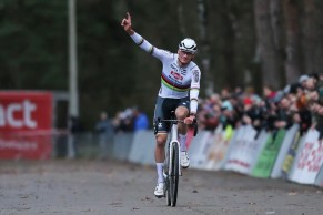 Van der Poel doblega a Van Aert en el primer duelo de la temporada