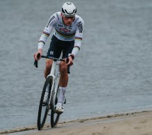 Van der Poel firma una obra de arte para ganar la Copa del Mundo CX de Amberes