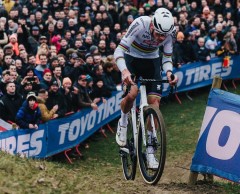 Van der Poel firma una obra de arte para ganar la Copa del Mundo CX de Amberes