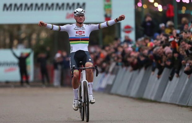 Van der Poel signe une œuvre d'art pour remporter la Coupe du Monde CX d'Anvers