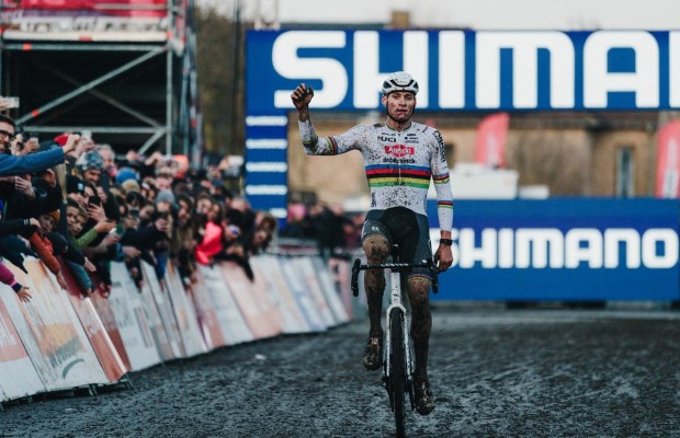 Van der Poel gana con dominio absoluto la Copa del Mundo CX de Gavere 2023