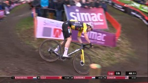 Van der Poel survit au malheur pour remporter la Coupe du Monde CX de Huslt