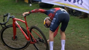 Van der Poel survit au malheur pour remporter la Coupe du Monde CX de Huslt