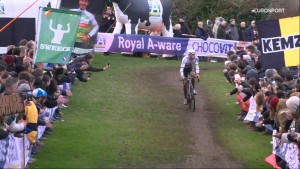 Van der Poel survit au malheur pour remporter la Coupe du Monde CX de Huslt
