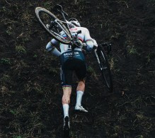 Van der Poel survit au malheur pour remporter la Coupe du Monde CX de Huslt
