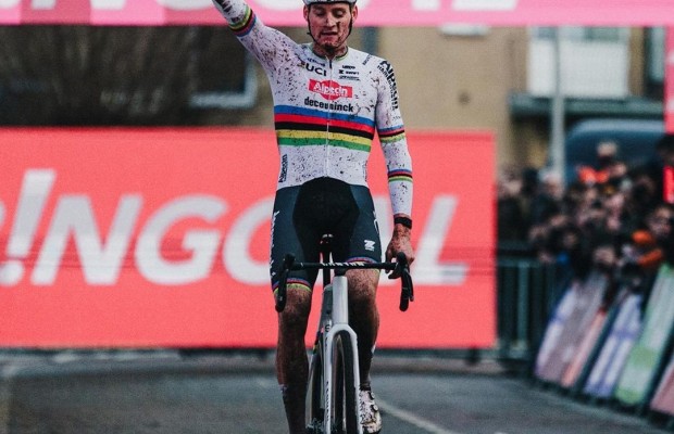 Van der Poel survives misfortune to win the Huslt CX World Cup