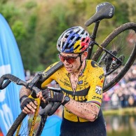 Van der Poel sobrevive al infortunio para ganar la Copa del Mundo CX de Hulst