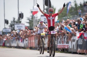 Nino Schurter y Anikka Langvad ganan la Copa del Mundo de Nove Mesto UCI XCO 2018