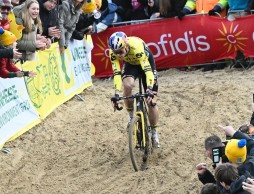 Van der Poel vuelve a ganar sin oposición en el X2O de Koksijde