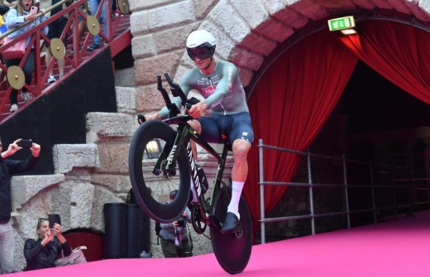 How much time would a professional cyclist take out on an amateur in a race?