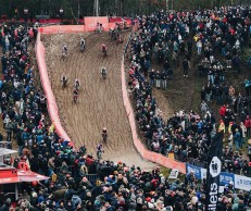 Pieterse gana la Copa del Mundo CX de Zonhoven tras una dura caída de Brand