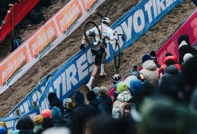Van der Poel repete a história de sempre e assina dez de dez na Copa do Mundo CX de Zonhoven