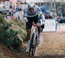 Van der Poel repete a história de sempre e assina dez de dez na Copa do Mundo CX de Zonhoven
