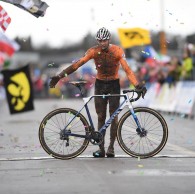 Mathieu Van der Poel domina y gana a su antojo el Campeonato del Mundo de ciclocross 2020