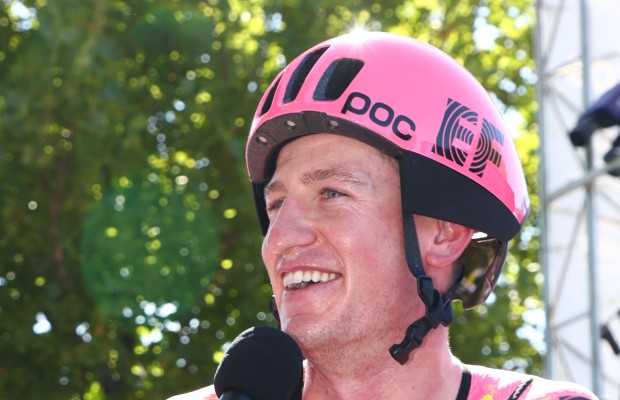 El casco filtrado de POC lo confirma: tapar las orejas está de moda en el ciclismo