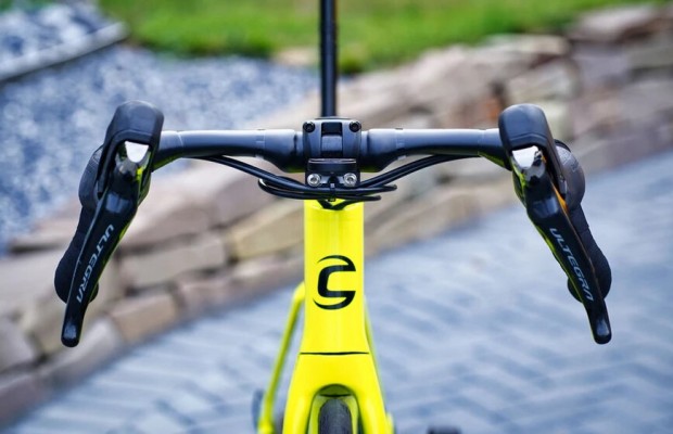 New narrow handlebars with flare to evade UCI regulations on brake levers