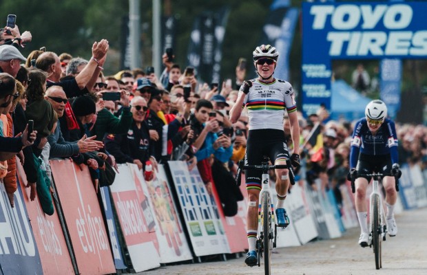 Van Empel gana con un adelantamiento al límite  la Copa del Mundo CX de Benidorm 2024
